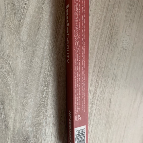 HUDA BEAUTY Lip Contour in Vibrant Red - Picture 2 of 3